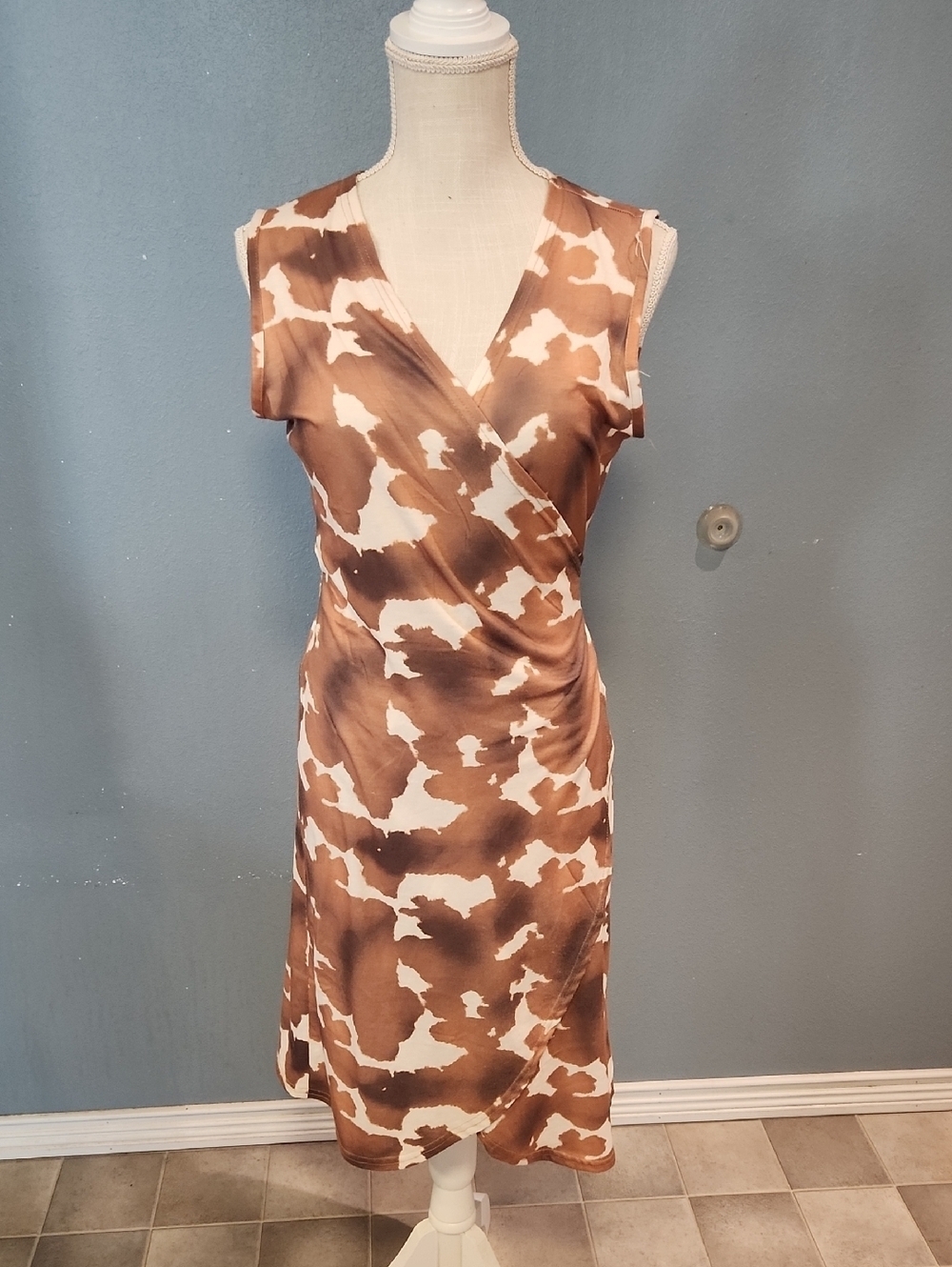 Merigold Kiss Sleeveless Asymmetrical Exotic Giraffe Print Wrap Dress Pop Art